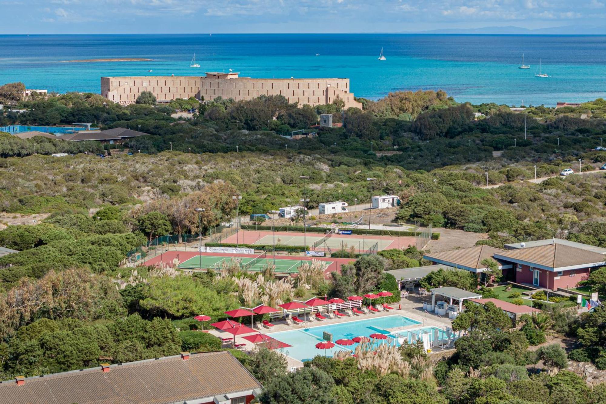 Club Esse Sporting Hotel Стинтино Екстериор снимка